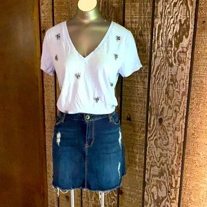 V-neck t-shirt, denim mini skirt